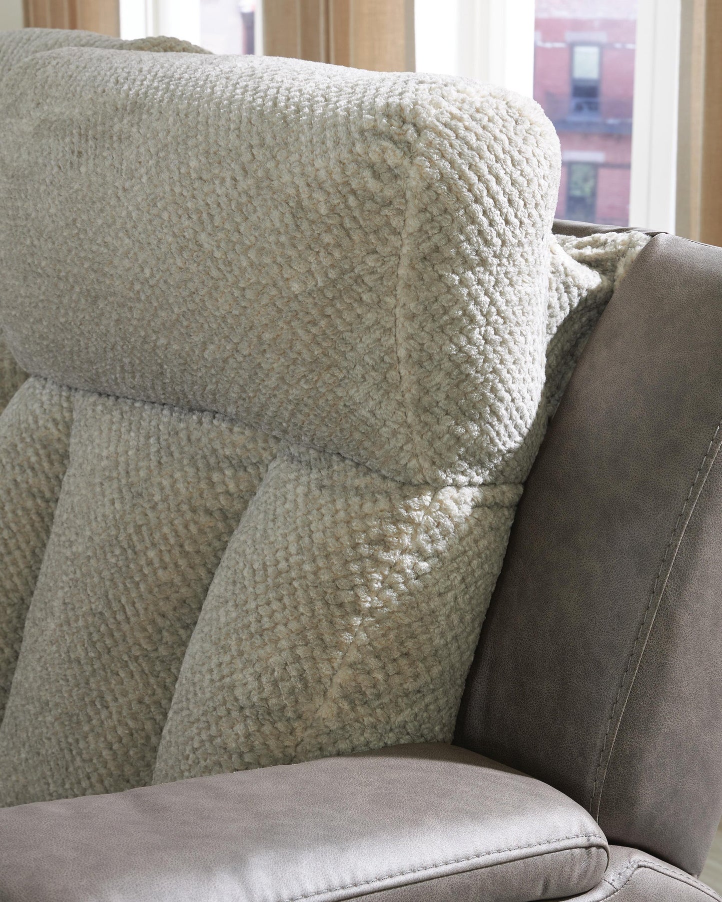 Stately Check PWR Recliner/ADJ Headrest