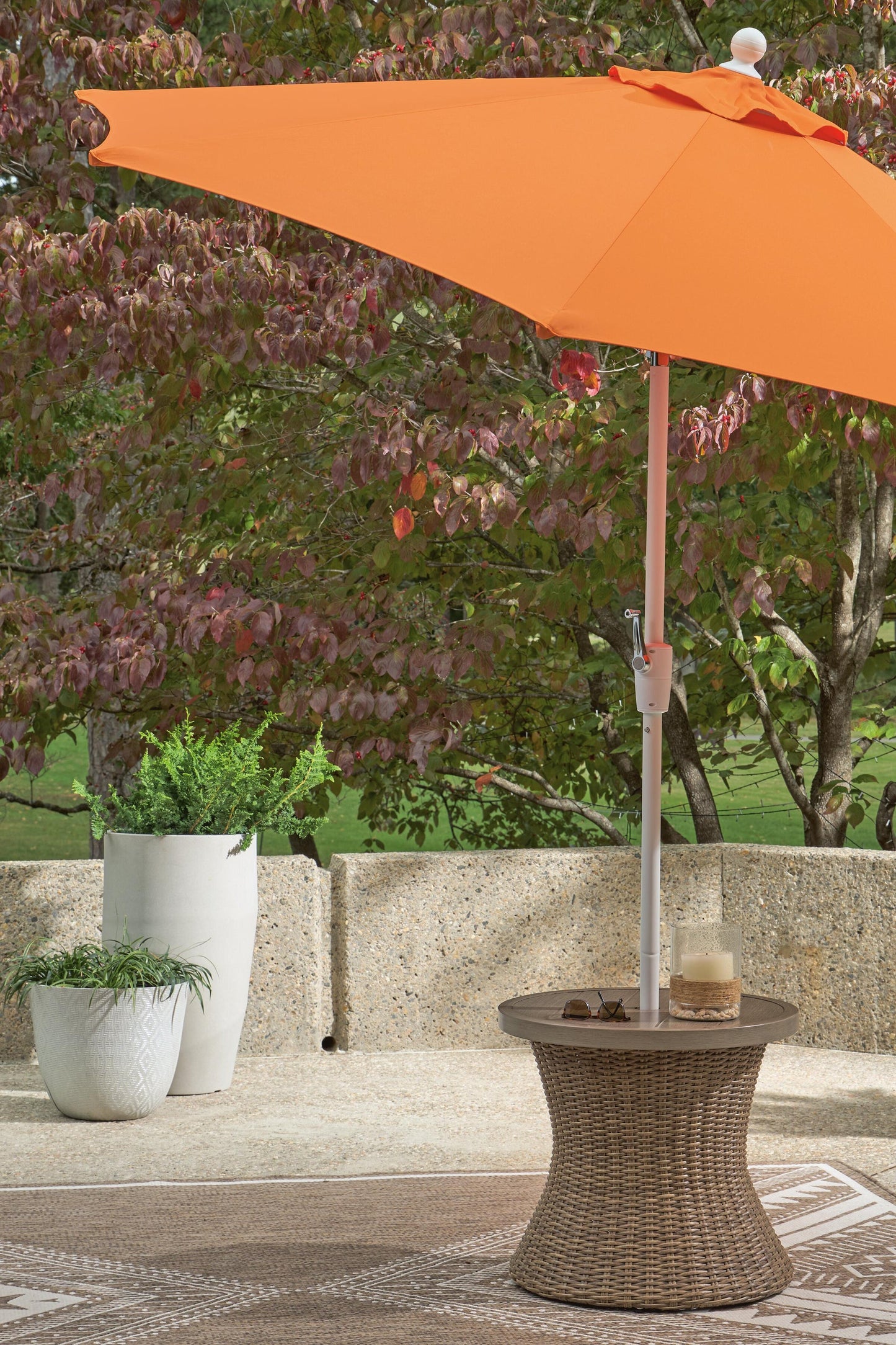 Revare Beach Round End Table w/UMB OPT