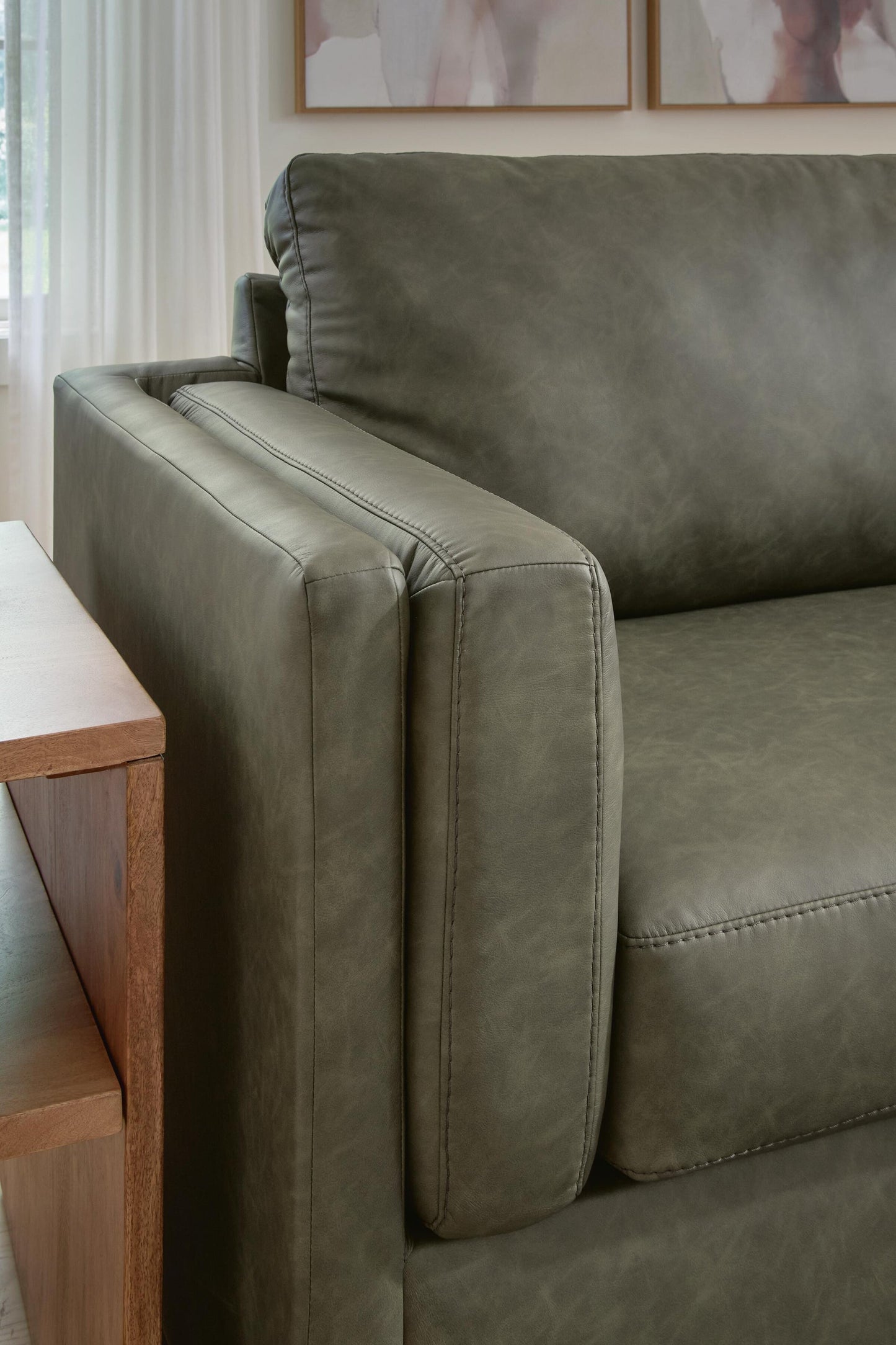 Hutle Loveseat