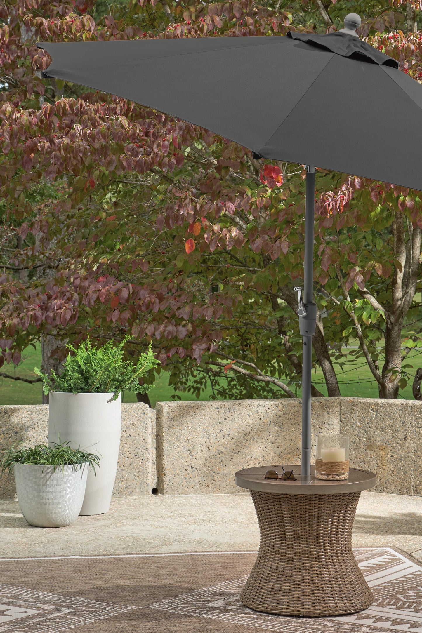 Revare Beach Round End Table w/UMB OPT